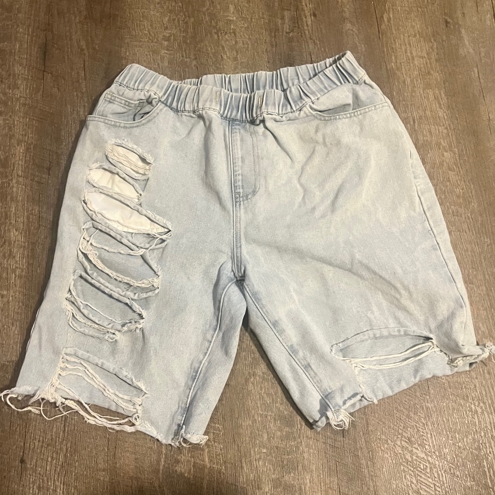 SHEIN Distressed Denim Shorts – Light Wash